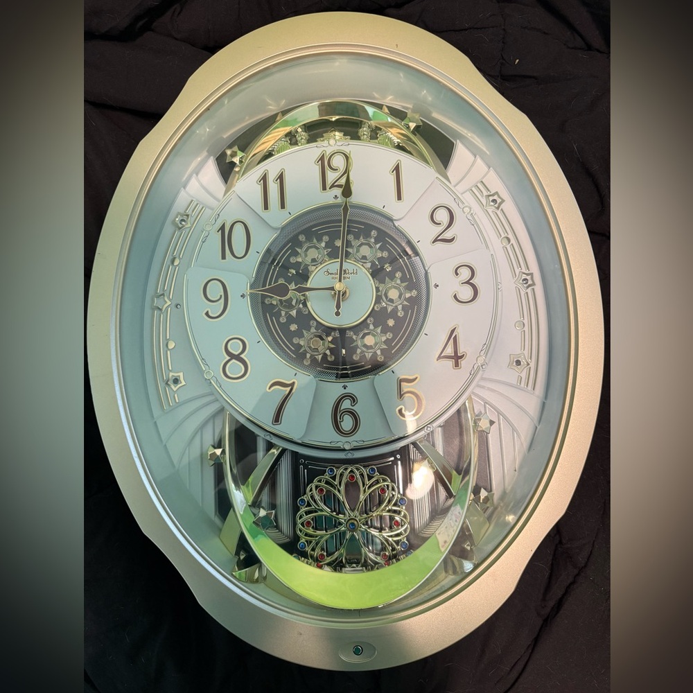 RHYTHM Battery Powered Clock “Marvelous Magic Motion Clock, Speaker, Plays Music